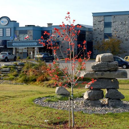 La Sagueneenne - Hotel Et Centre De Congres แซเกอเนย์ ภายนอก รูปภาพ