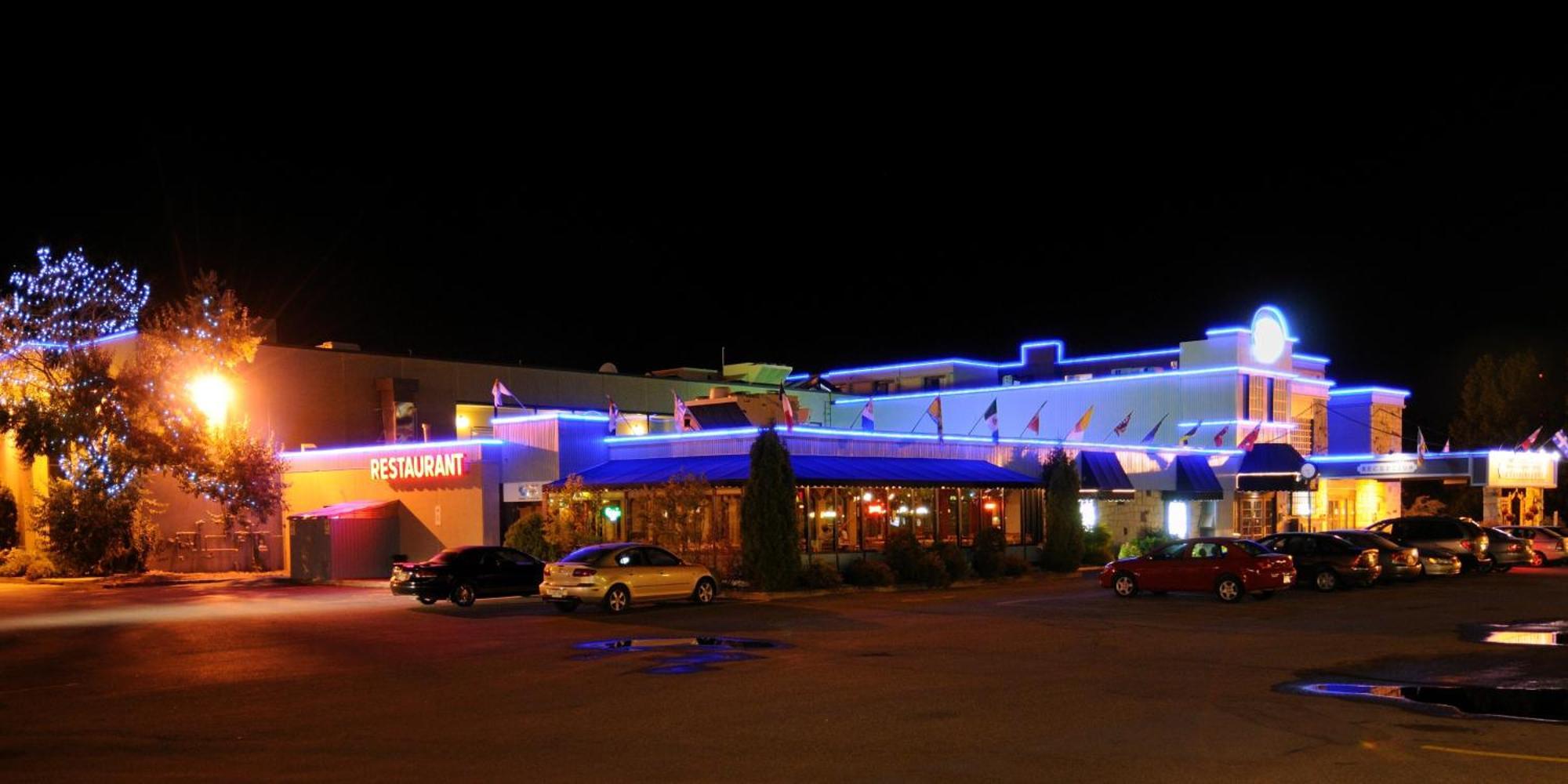 La Sagueneenne - Hotel Et Centre De Congres แซเกอเนย์ ภายนอก รูปภาพ