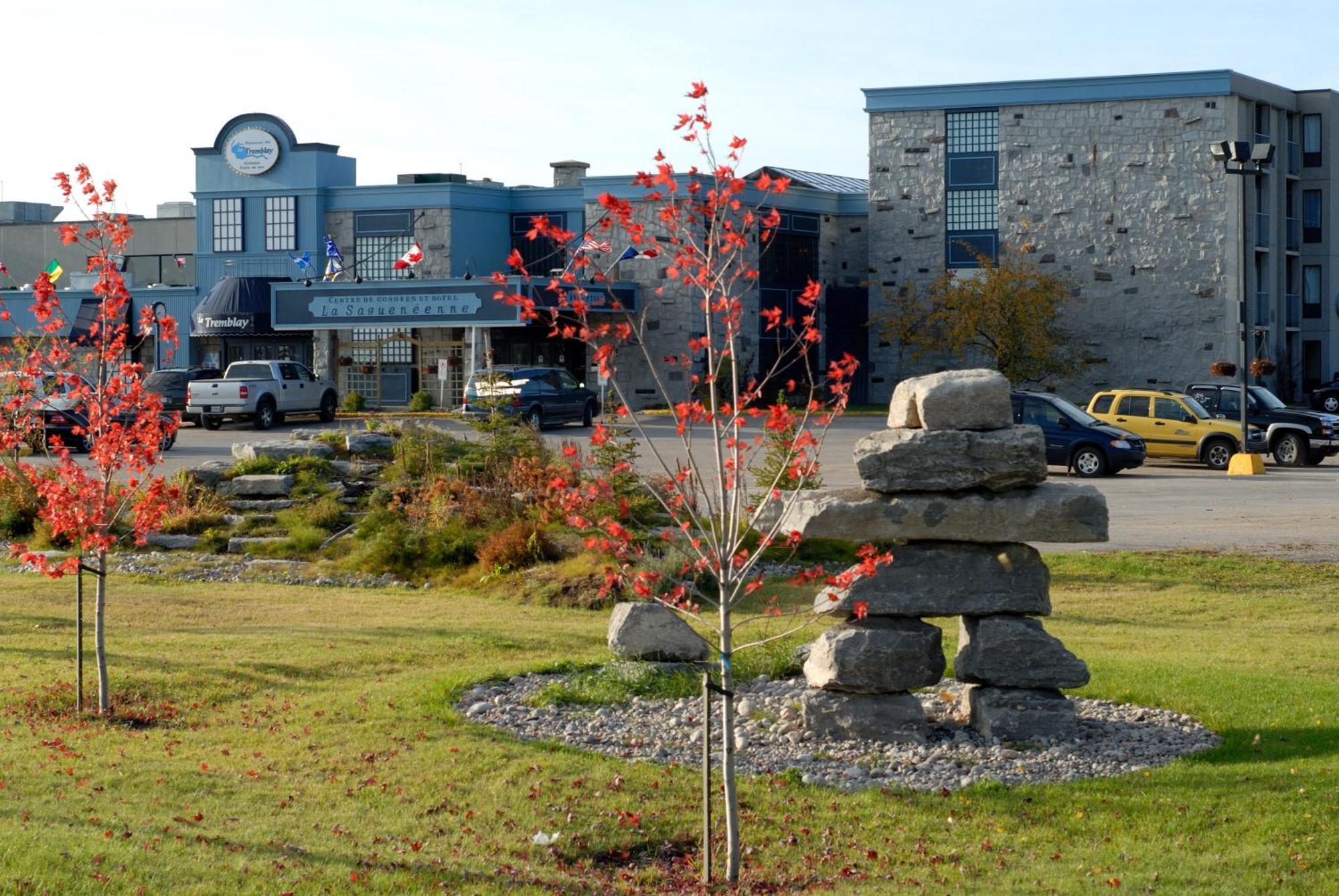 La Sagueneenne - Hotel Et Centre De Congres แซเกอเนย์ ภายนอก รูปภาพ