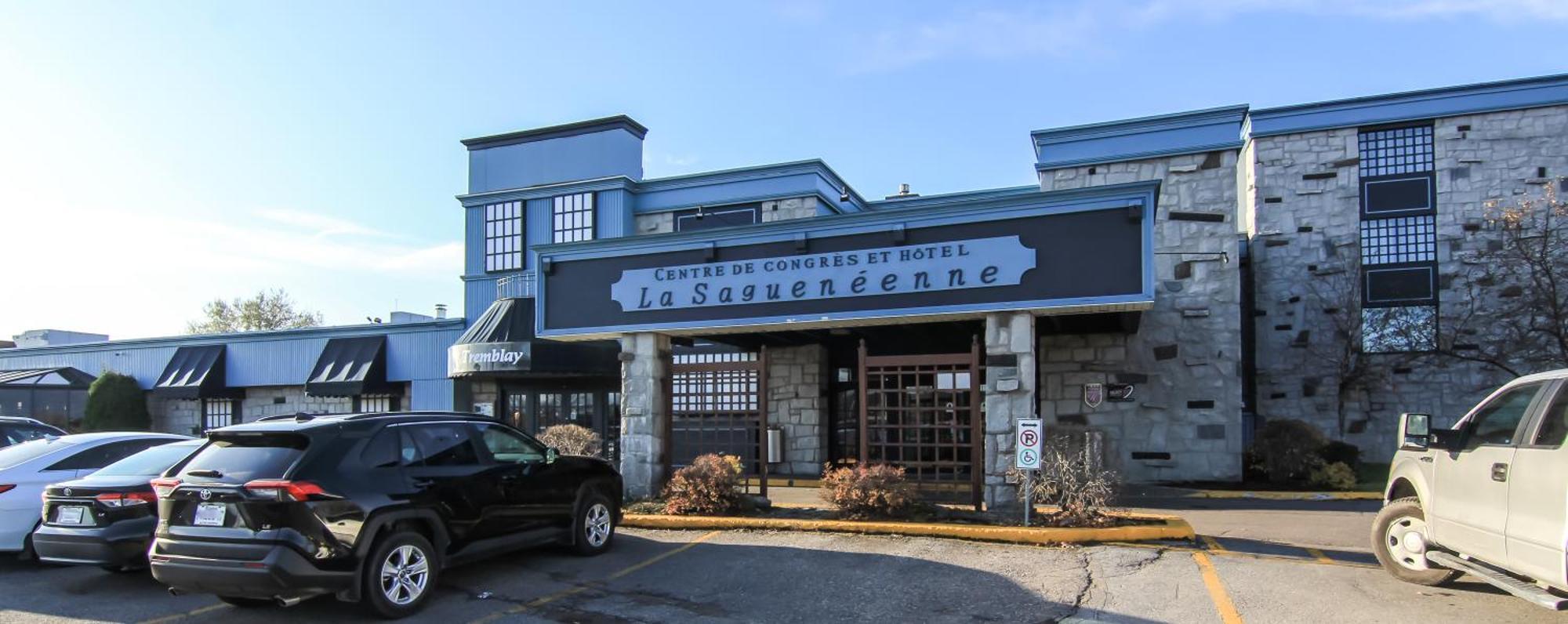 La Sagueneenne - Hotel Et Centre De Congres แซเกอเนย์ ภายนอก รูปภาพ