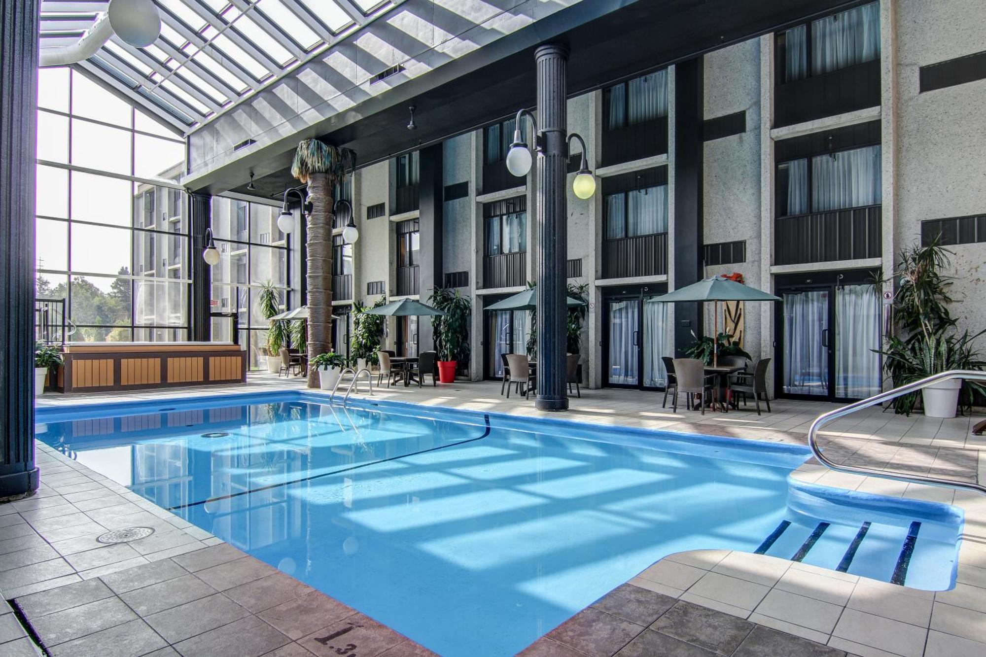 La Sagueneenne - Hotel Et Centre De Congres แซเกอเนย์ ภายนอก รูปภาพ