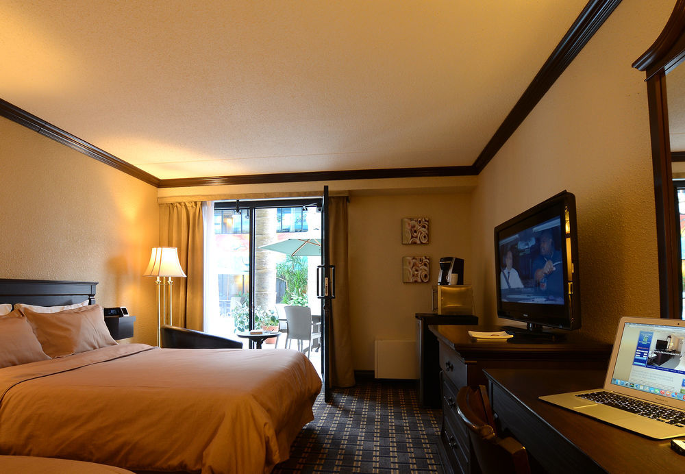 La Sagueneenne - Hotel Et Centre De Congres แซเกอเนย์ ภายนอก รูปภาพ
